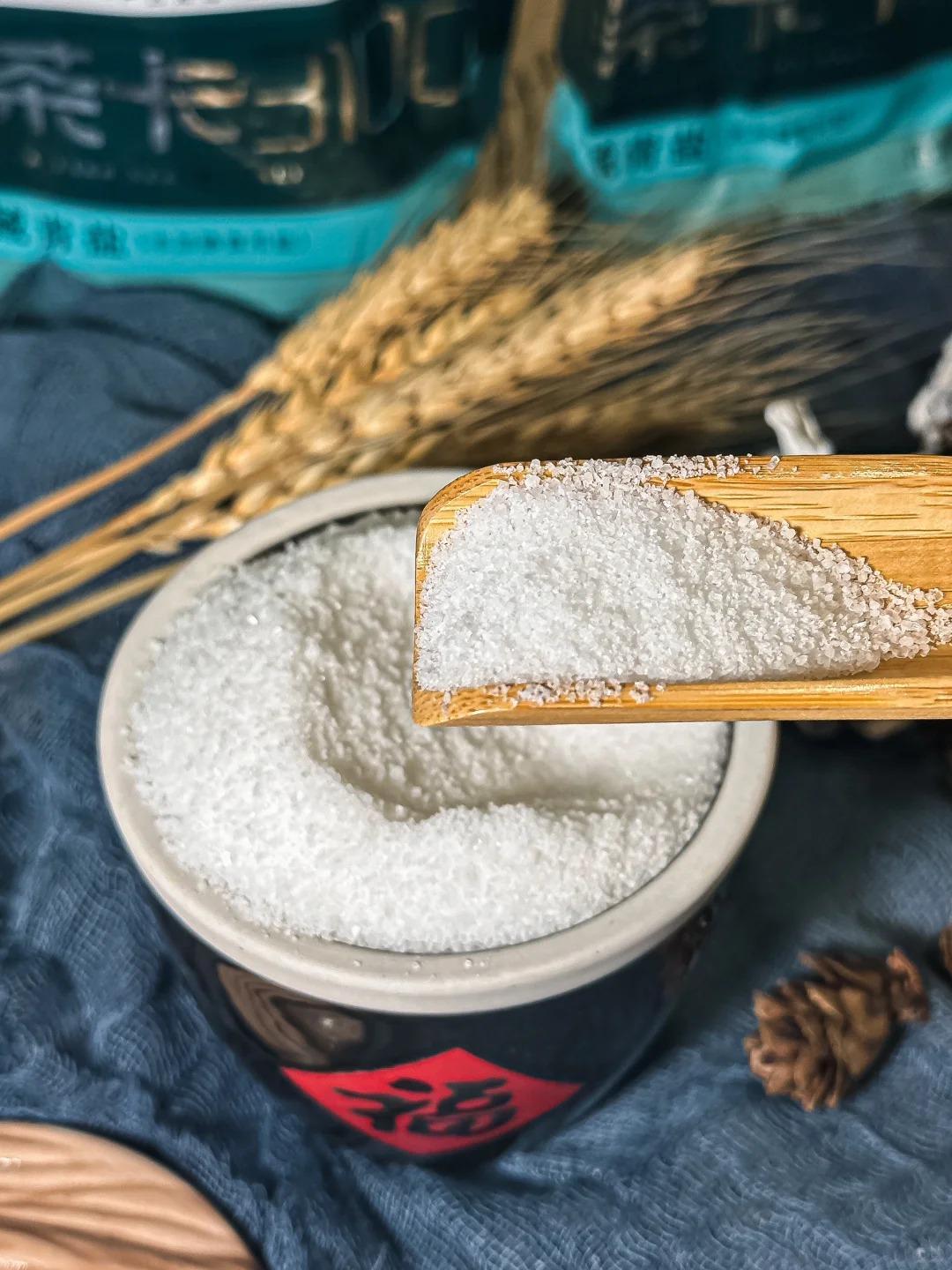Muối có tính sát khuẩn, cực kỳ phù hợp khi trộn cùng sữa rửa mặt dành cho chị em muốn tăng khả năng làm sạch.
