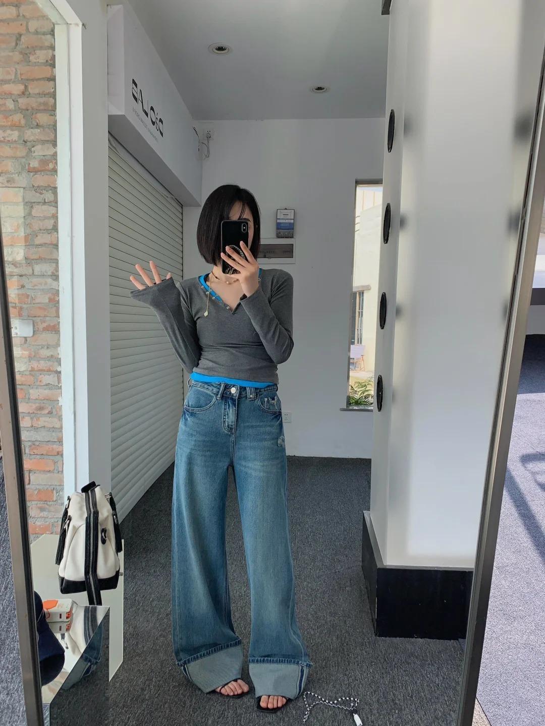 Sandals kết hợp với quần jeans xắn gấu mang đến sự thanh thoát và nhẹ nhàng.