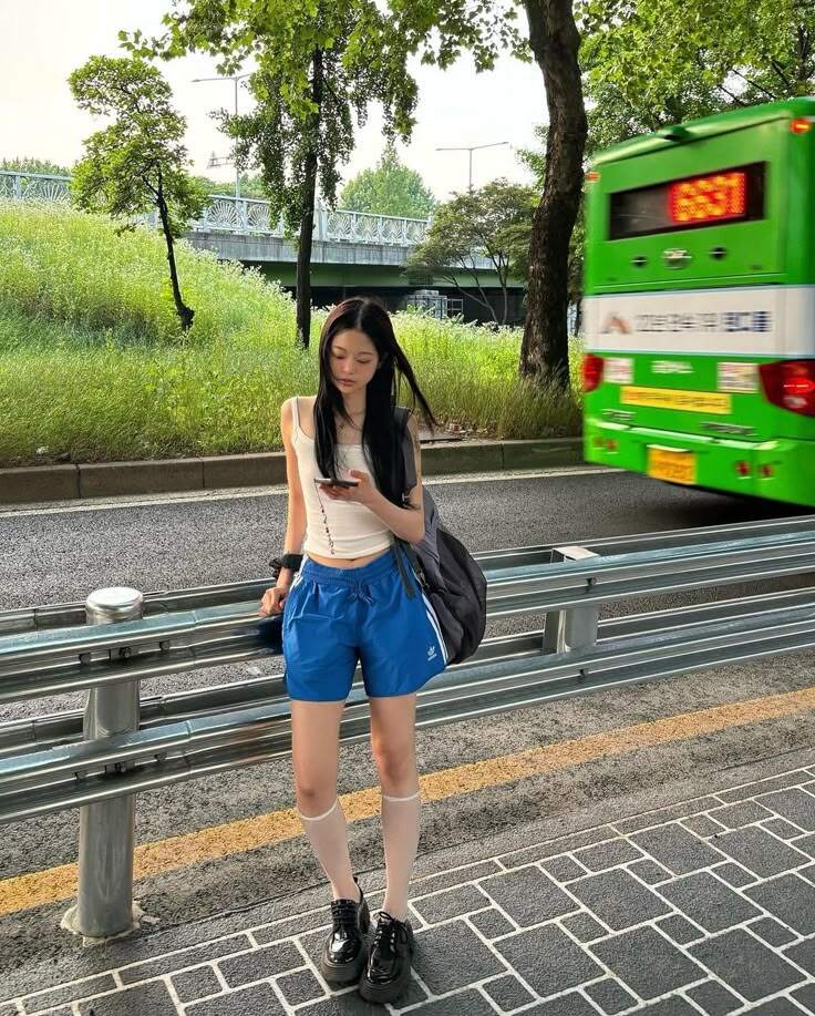 Những chiếc quần short với phần ống rộng rãi sẽ cho chị em một outfit thoải mái hơn