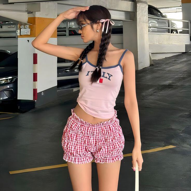 Khi phối đồ, nên kết hợp với áo dáng ôm nhẹ, croptop đơn giản và giày dép gọn nhẹ để tổng thể hài hòa.