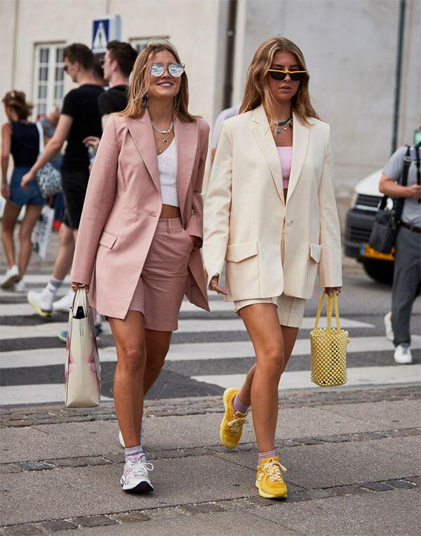 Ngoài ra, dáng H là lựa chọn tuyệt vời để thử nghiệm các phong cách smart casual khi kết hợp cùng blazer hoặc áo sơ mi oversize, cộng thêm túi xách kiểu cách. 