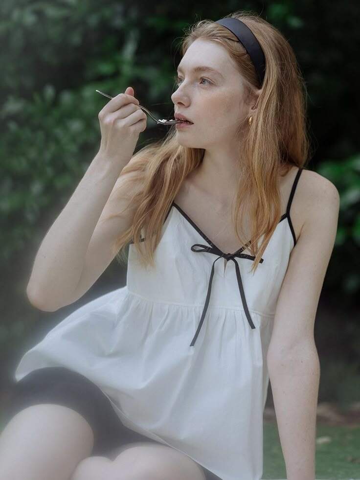 Chất liệu cũng đóng vai trò quan trọng. Những chiếc áo làm từ vải lụa, voan hoặc chiffon nhẹ nhàng sẽ tăng thêm cảm giác mềm mại, đồng thời tránh được tình trạng nặng nề ở phần vai gáy. 