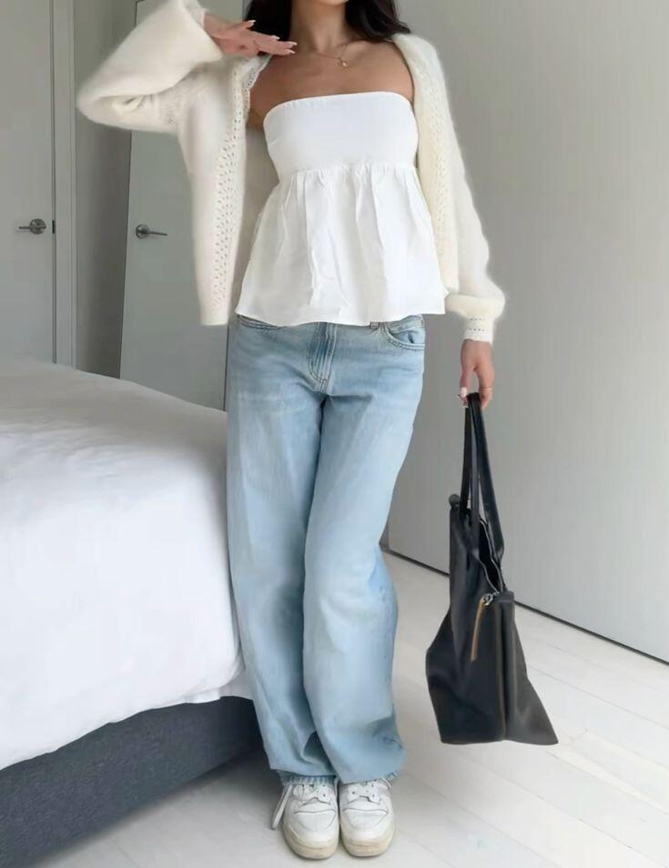 Phối cùng quần jeans cạp cao hoặc chân váy xòe ngắn để tạo đường cong quyến rũ, che đi cảm giác gầy gò.