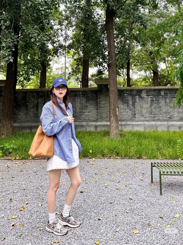 Đi kèm sandal da hoặc giày lười, thêm túi tote nhỏ hoặc balo mini để tăng độ tiện dụng và thời thượng. 