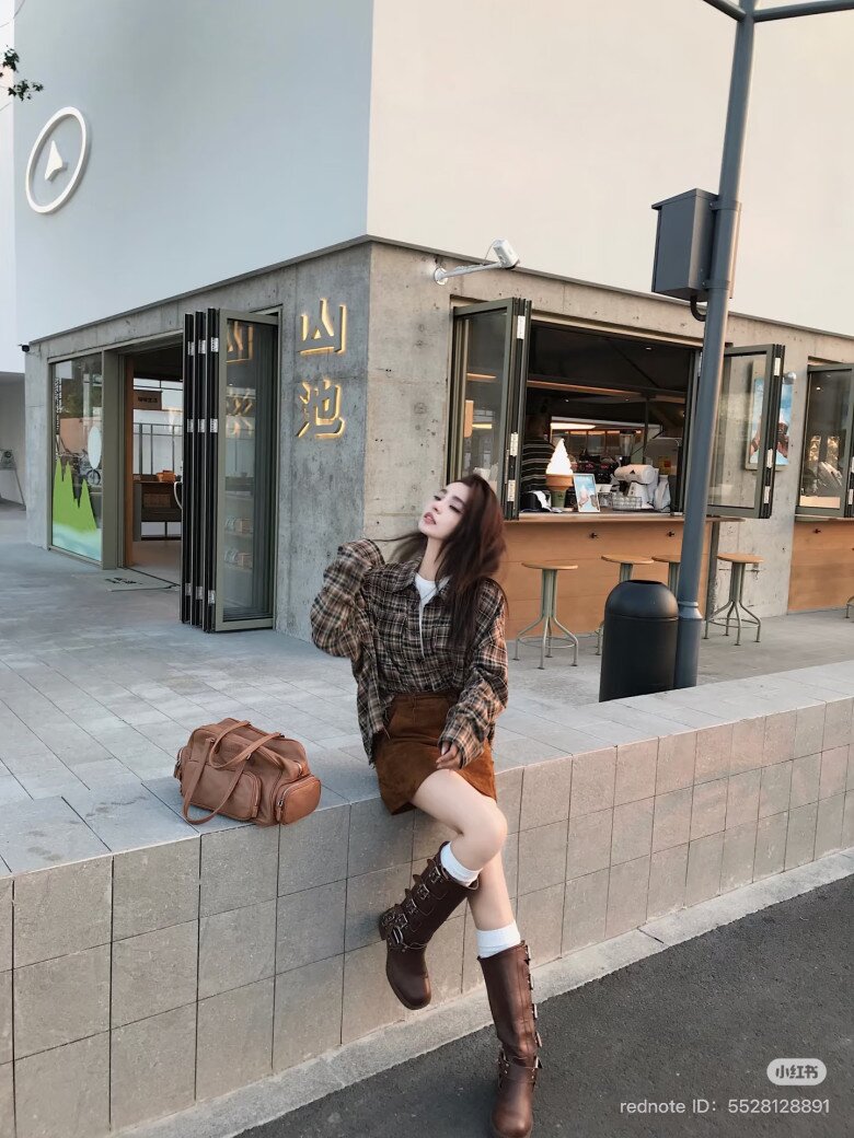 Để layer thoải mái, hãy chọn sơ mi kẻ ô oversized, nhưng đảm bảo áo thun bên trong vừa vặn để tránh cảm giác lùng bùng.