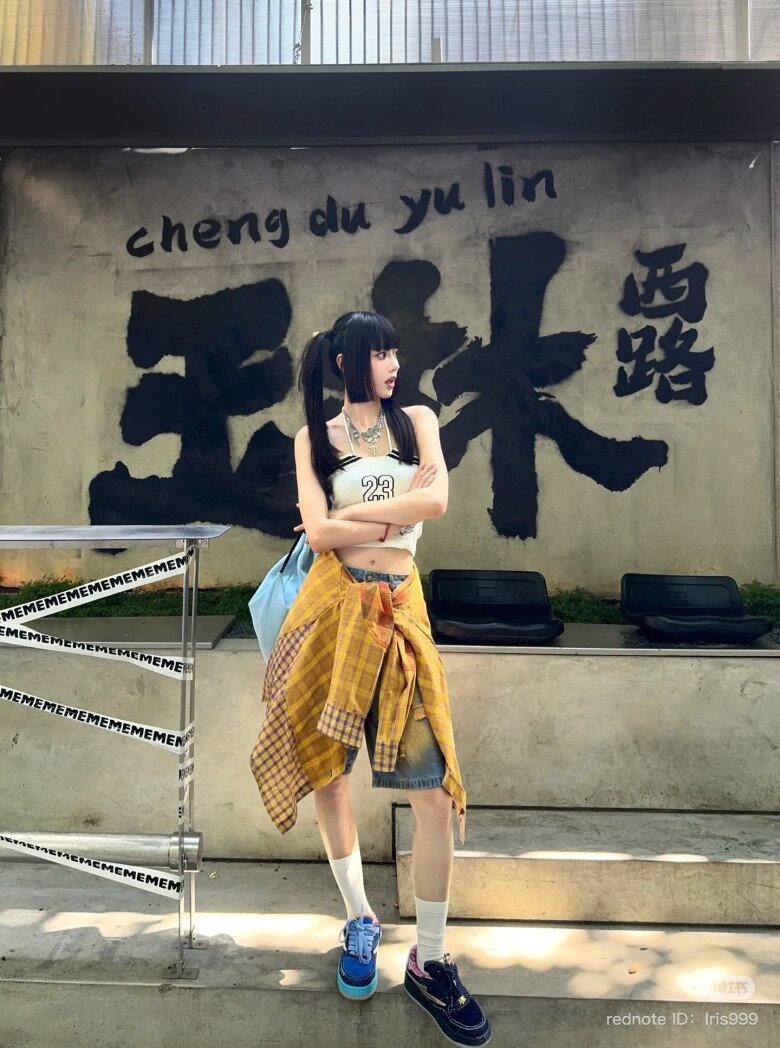 Phối cùng quần jeans ống suông, quần short cạp cao hoặc chân váy midi để tôn dáng. Bên trong, mặc áo crop top hoặc áo thun ôm để khoe vòng eo, kết hợp với giày sneaker chunky, boots thấp hoặc sandal đế thô để tăng độ năng động.