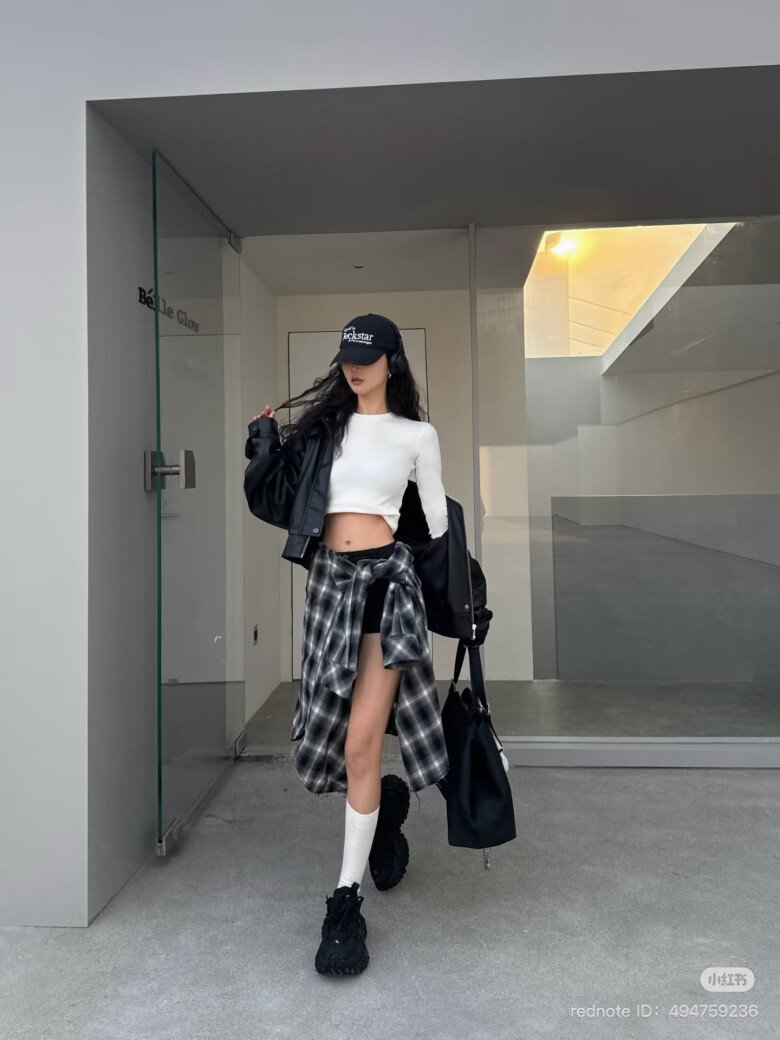 Phụ kiện như kính mát oversized, túi đeo chéo hoặc mũ bucket sẽ giúp set đồ thêm phần ấn tượng.img src/upload/2-2025/images/ctvlamdep/kieu-ao-so-mi-dep-thay-the-ao-so-mi-trang-chuan-xu-huong-he-2025-co-4-cach-mac-can-moi-voc-dang-img_6-1746352226-457-width780height1040.jpg /