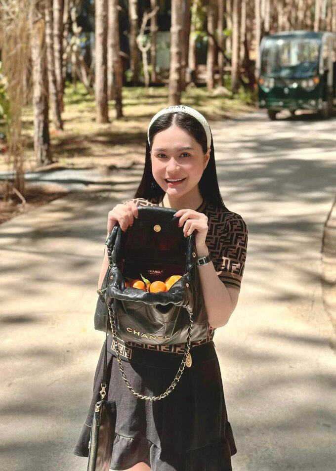 Đoàn Di Băng và chiếc giỏ Chanel 22, có giá xấp xỉ 5.800 USD (hơn 130 triệu đồng) đựng đầy quýt khiến cư dân mạng xót của thay