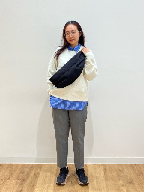 Layering thông minh với áo sơ mi dài phối sweater – lựa chọn hoàn hảo để che khuyết điểm vòng eo mà vẫn cực kỳ năng động.