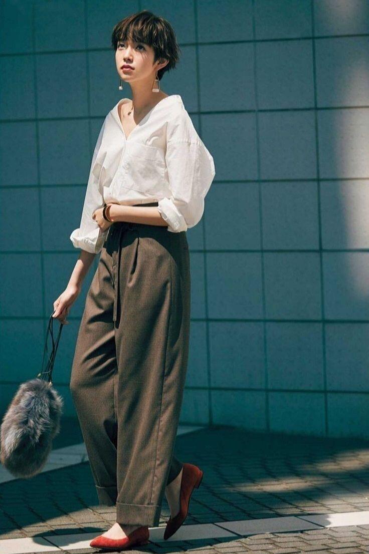 Nét mềm mại xen lẫn mạnh mẽ trong combo sơ mi trắng oversize và quần suông đứng dáng – outfit chuẩn chỉnh cho các cô nàng hiện đại yêu thích sự thoải mái nhưng vẫn đầy tinh tế.