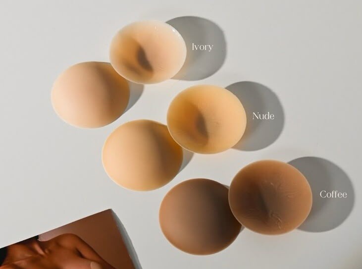 Nhưng miếng dán ngược cũng có thể có nhiều sắc độ da, vì vậy chị em nên chú ý lựa chọn tệp màu da để tránh bị lộ 