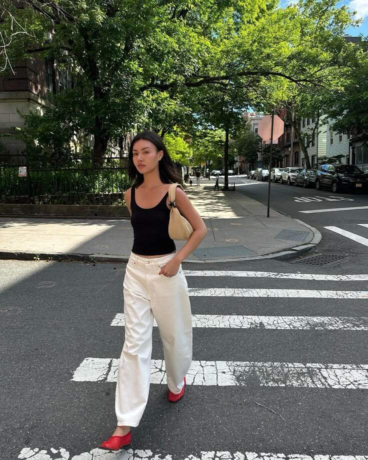 Cách phối này là minh chứng cho phong cách “effortless elegance” – đẹp tự nhiên mà không cầu kỳ, rất hợp với các cô nàng hiện đại yêu thích sự thoải mái nhưng không muốn mất đi vẻ chỉn chu.