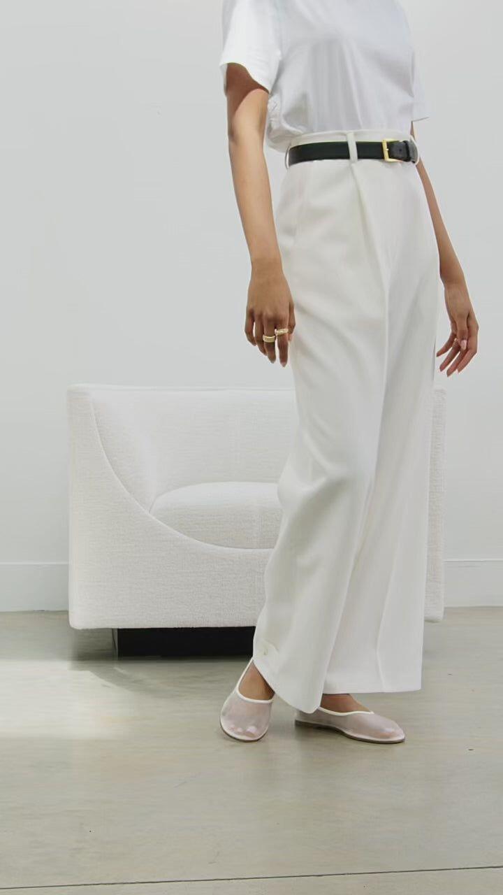 Đây là lựa chọn giày rất hợp để phối cùng quần linen trắng, đặc biệt phù hợp khi bạn cần một outfit thoải mái nhưng vẫn giữ sự trang nhã, tinh tế.