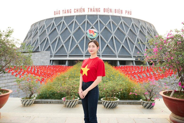 Lương Thùy Linh rực rỡ khi phối kiểu quần ôm nhẹ với màu áo cờ tổ quốc vừa đơn giản nhưng không kém phần tôn lên vóc dáng của cô