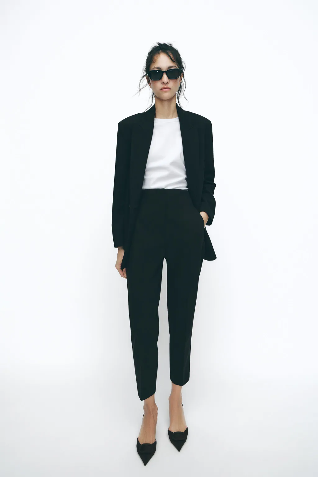 Kết hợp quần cigarette với áo phông và blazer giúp tôn lên đường nét cơ thể mà vẫn giữ được sự chuyên nghiệp.