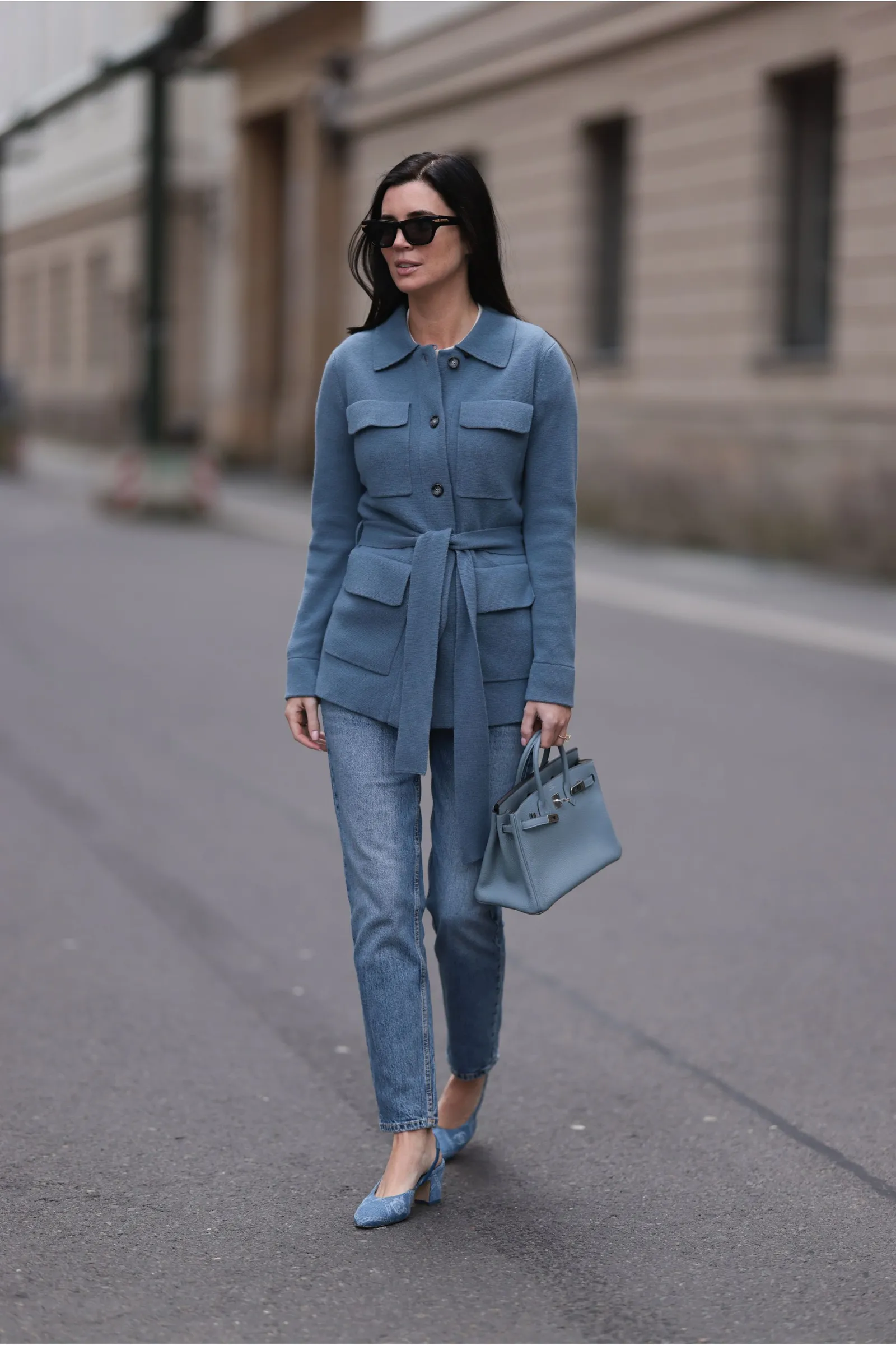 Những phiên bản pastel, kẻ sọc hoặc màu nổi cũng có thể làm mới diện mạo nếu biết tiết chế phụ kiện.