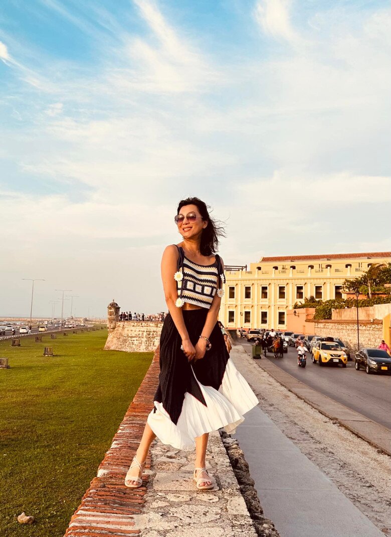 Một ngày khác, cô diện croptop len móc phối chân váy đen trắng tung bay trong gió. Phong cách boho nhẹ nhàng khiến cô trông vừa phóng khoáng vừa cuốn hút.