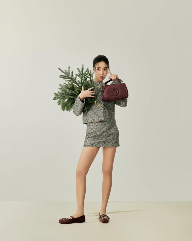 Nhờ dáng áo croptop + chân váy ngắn đồng màu, vòng eo và đôi chân được tôn lên tối đa mà vẫn lịch sự, phù hợp cả khi gặp đối tác hoặc xuất hiện ở sự kiện.
