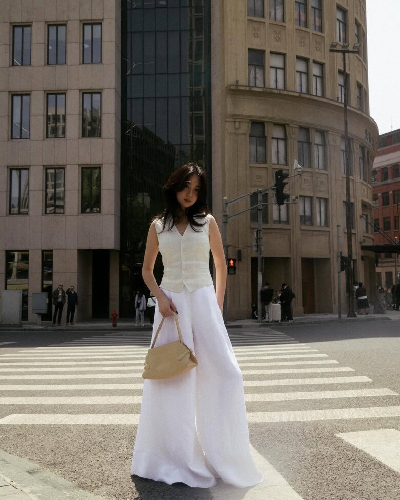 Kiểu áo gile ôm và quần linen ống rộng cũng là một biến thể đáng để chị em lưu lại hè này vì vừa hack dáng lại vừa lịch sự