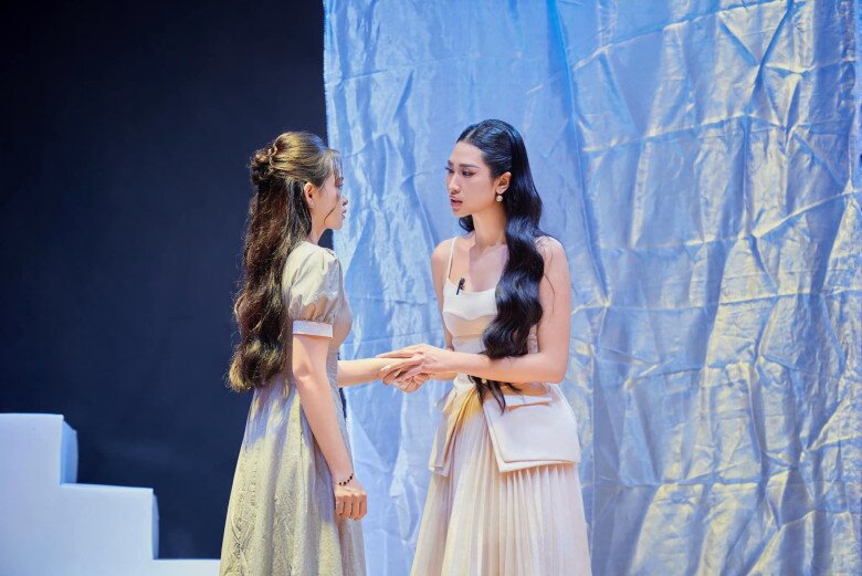 Không còn khoác lên mình vẻ đẹp nóng bỏng thường thấy, Phạm Thư sẵn sàng biến hóa thành nhiều kiểu nhân vật khác nhau.
