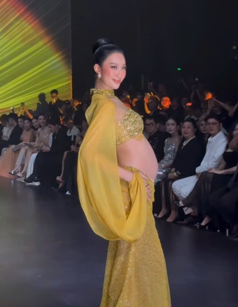 Phạm Thư xuất hiện với thần thái không chê vào đâu được dù bụng bầu vượt mặt. Nhan sắc bén ngót giúp cô chiếm trọn spotlight 