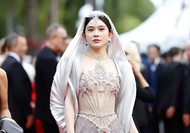 Dù xuất hiện lộng lẫy nhưng Triệu Anh Tử lại khiến cư dân mạng ngán ngẩm vì hành vi lố lăng