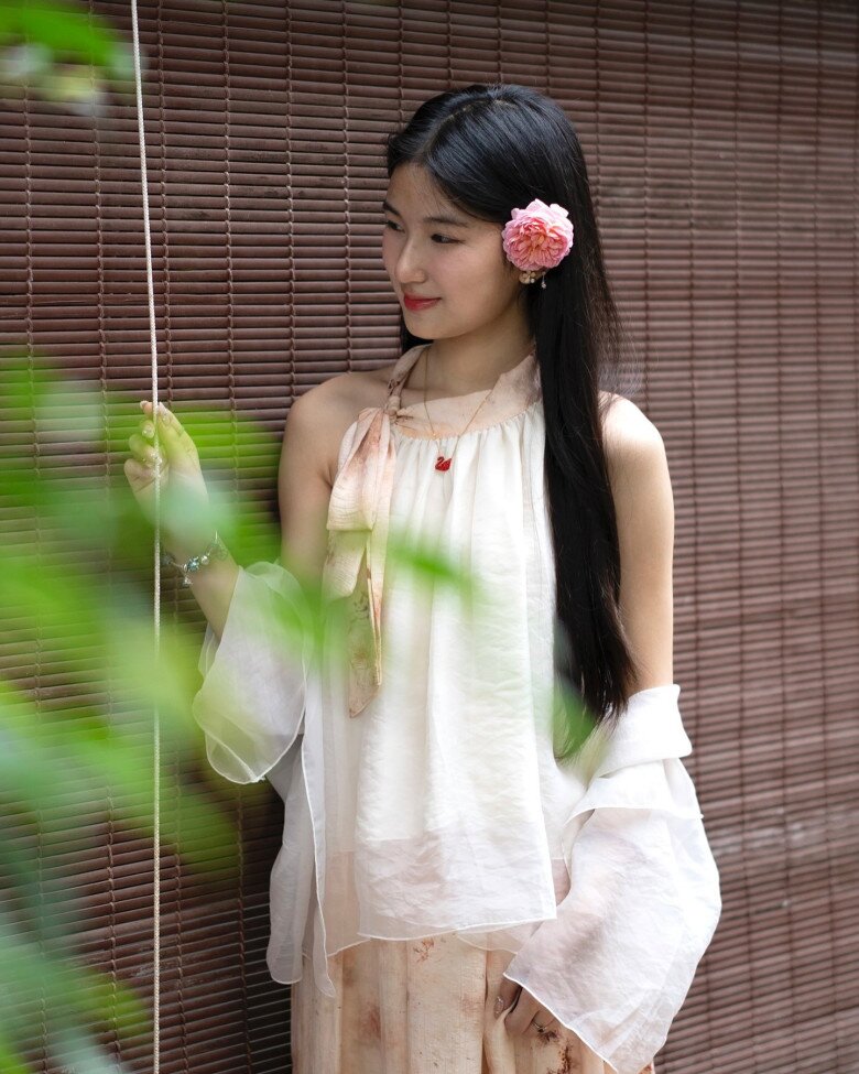 Vóc dáng mảnh mai, chiều cao ấn tượng, cùng mái tóc đen dài mượt mà càng tôn lên khí chất “nàng thơ” của cô. 