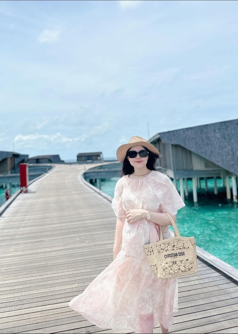 Với những nàng có dáng người như Quỳnh Anh, ưu tiên hàng đầu khi lựa chọn trang phục chính là tạo cảm giác đường cong và phân chia lại tỷ lệ cơ thể.
