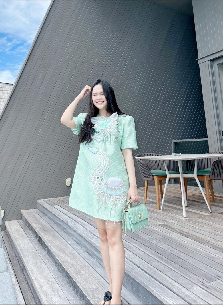 Kiểu đầm này tuy không chiết eo nhưng lại giúp Quỳnh Anh khoe khéo tay chân mảnh mai cùng làn da trắng nõn, đồng thời, sự kết hợp màu sắc xanh mint từ đầm đến túi xách cũng giúp trang phục này ghi điểm trong mắt công chúng
