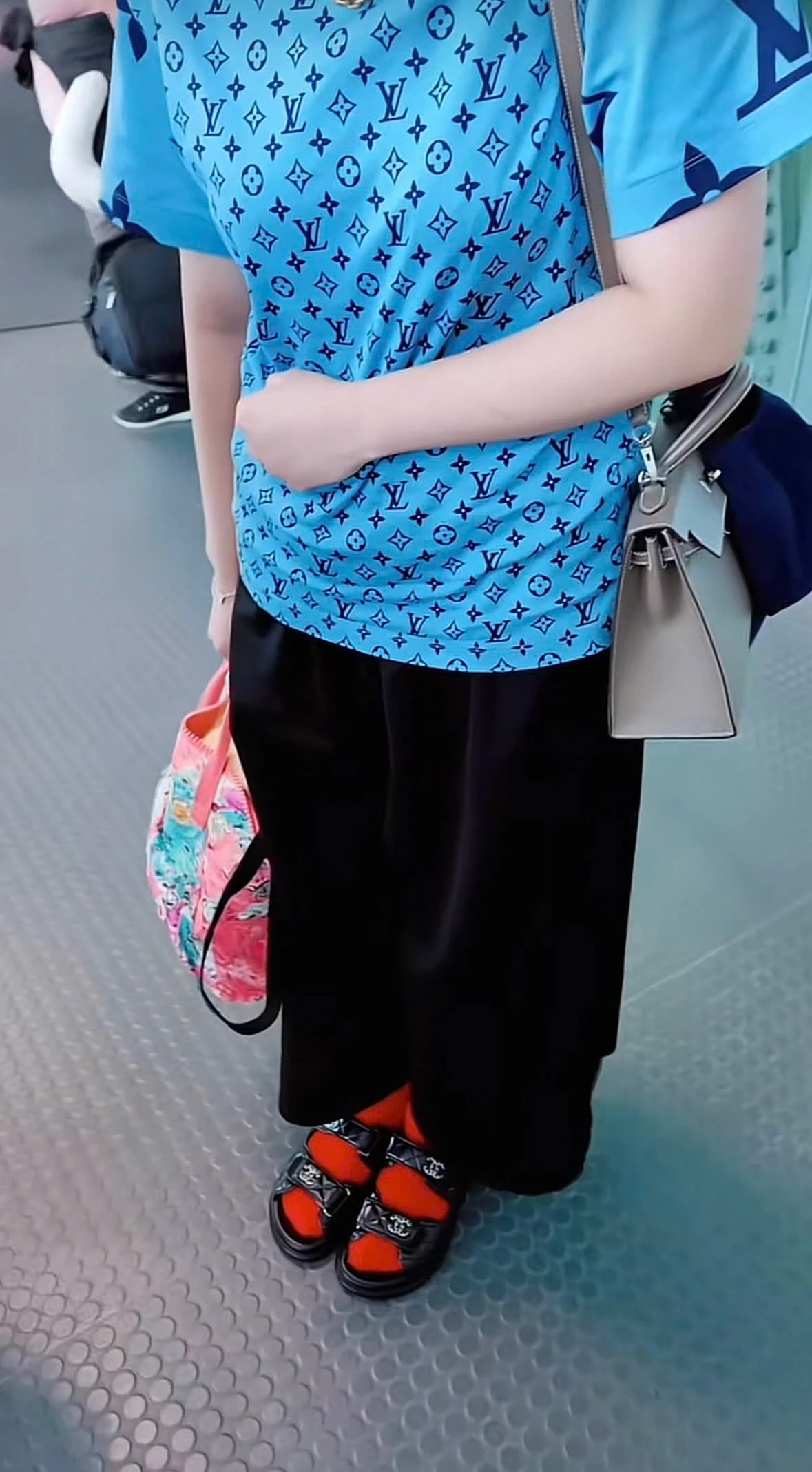 Bộ trang phục Louis Vuitton kết hợp cùng tất đỏ, dù diện cùng sandal Chanel cũng khó lòng khiến cô nàng ghi điểm trong mắt những khán giả khó tính