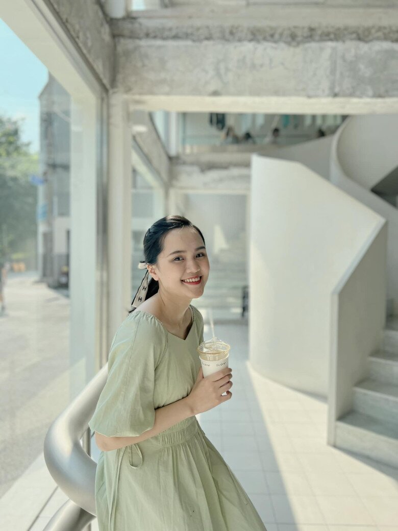 Những kiểu áo này tạo được ảo giác về vòng eo, giúp thân hình trở nên mềm mại và cân đối hơn.