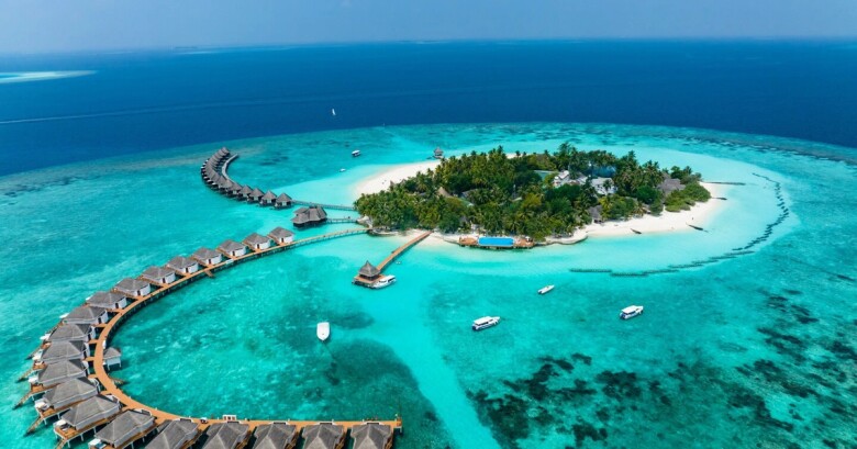 Maldives là biểu tượng của vẻ đẹp biển nhiệt đới, với hệ sinh thái san hô đa dạng và các loài sinh vật biển phong phú nhưng đang đối mặt với nguy cơ từ mực nước biển dâng.