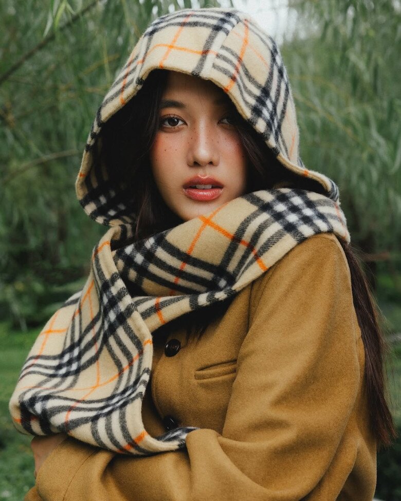 Outfit đậm chất Anh cổ điển với tone nâu chủ đạo của Freen