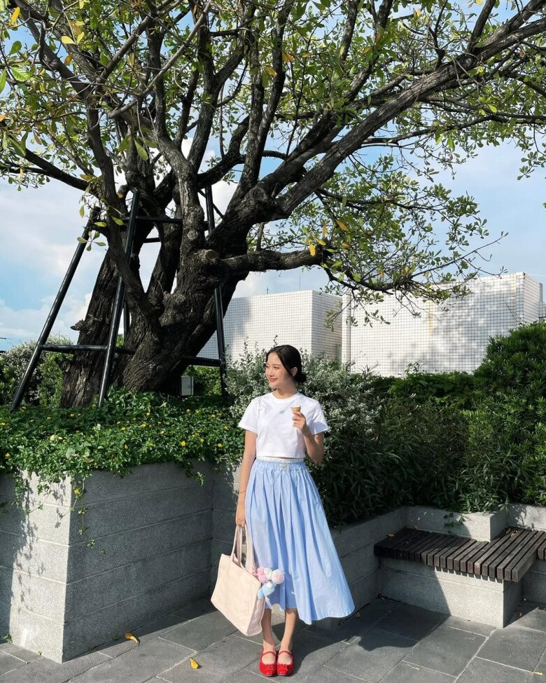 Freen tươi trẻ khi diện croptop trắng và váy midi dạo phố, phong cách đáng yêu này khác hẳn với giao diện slay trên thảm đỏ của nữ diễn viên