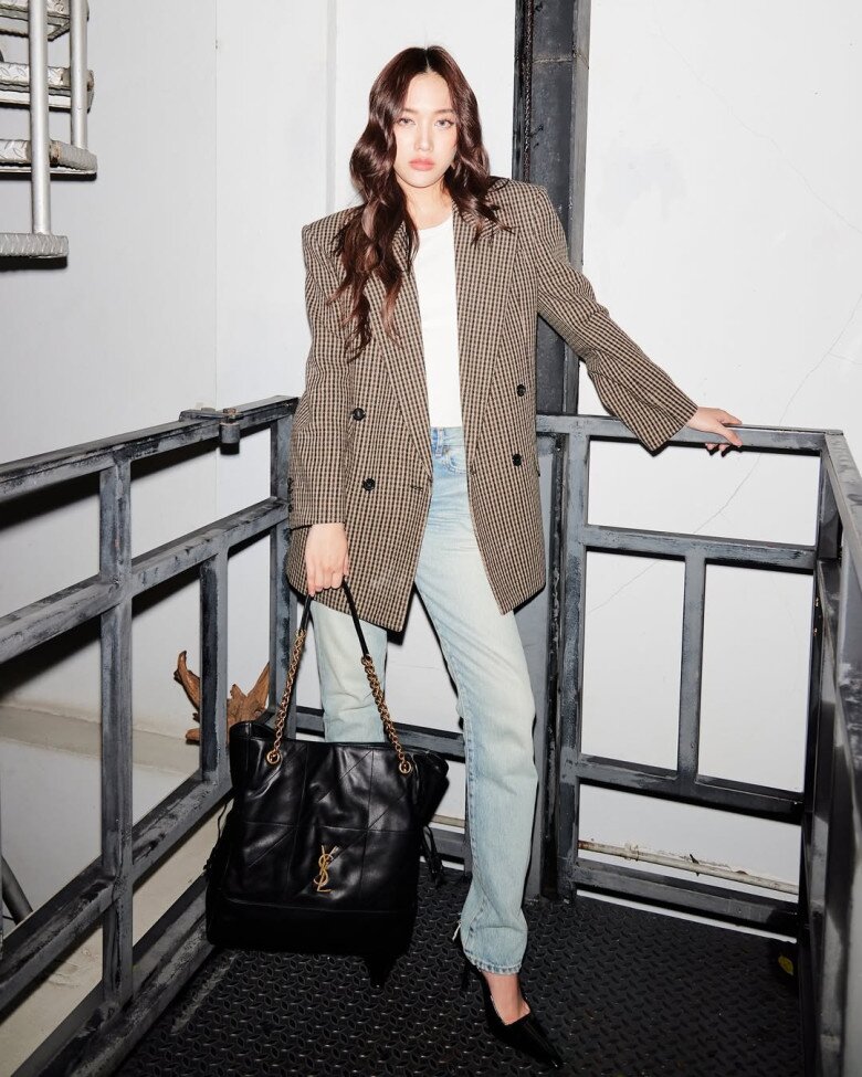 Bản phối đậm chất Pháp của Freen với blazer kẻ ô và quần jeans cá tính