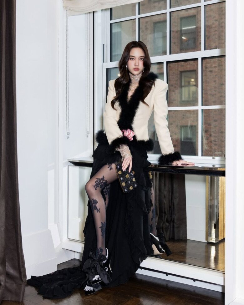 Cô nàng là nữ đại sứ mới của Valentino và là sao Thái duy nhất có mặt tại Met Gala năm nay 