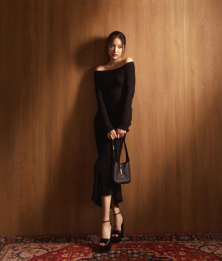 Bộ trang phục sang trọng, tinh tế của Freen khi kết hợp với các item từ nhà mốt xa xỉ Yves Saint Laurent