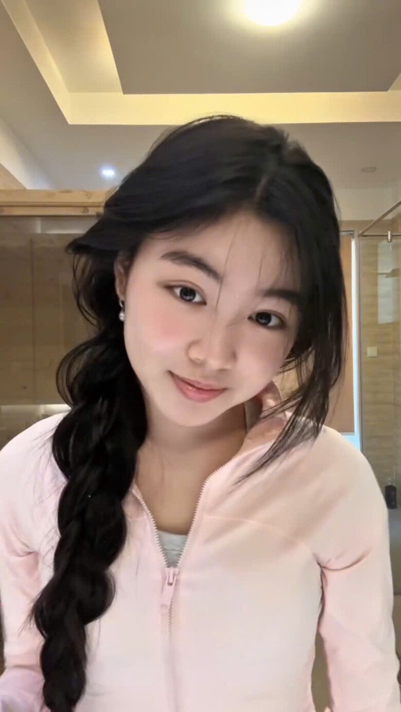 Cô nàng sở hữu làn da căng bóng không tì vết, đôi môi căng mọng giúp cho tổng thể ngọt ngào hơn 