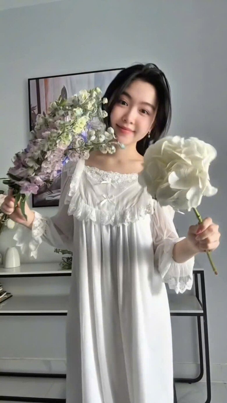 Lọ Lem ở tuổi 19 được nhiều người yêu thích vì phong cách tiểu thư, dịu dàng 