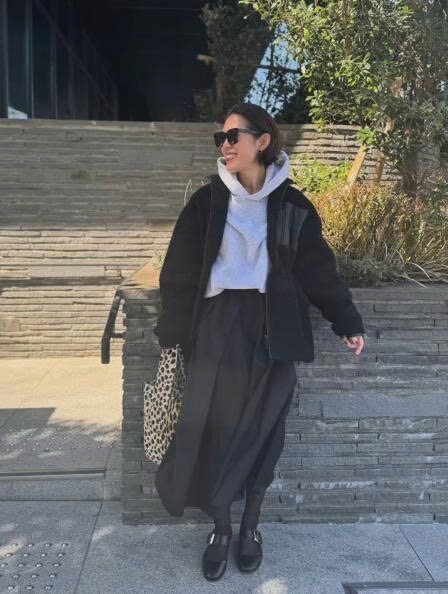 Đặc biệt, một item cô yêu thích nhất có lẽ là chiếc hoodies xám xuất hiện trong đến 2 khung hình 