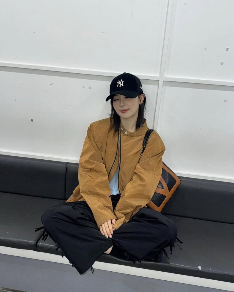 Kết hợp áo khoác da lộn với mũ lưỡi trai, Seulgi diện trang phục đúng theo phong cách đặc trưng của mình: hơi hướng đường phố, menswear đậm dấu ấn cá nhân