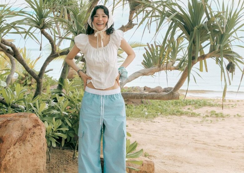 Seulgi năng động, đáng yêu với kiểu quần túi hộp cá tính, trung hòa với vẻ nữ tính mềm mại của áo blouse 
