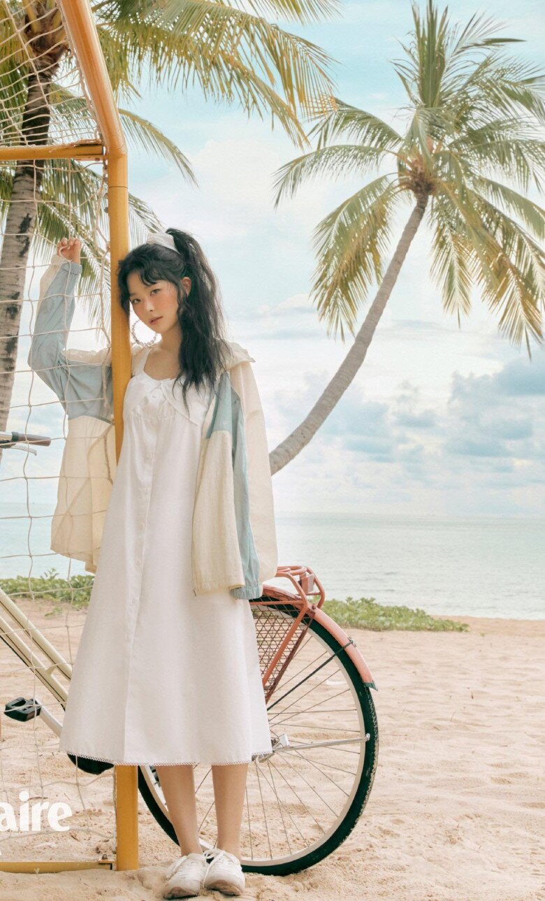 Trong một khung hình khác, Seulgi quay lại làm nàng thơ với phong cách nữ tính, điệu đà với váy chấm gối kết hợp giày thể thao phá cách.