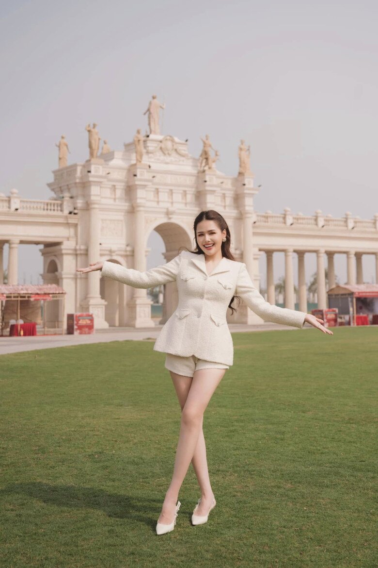 Là phu nhân hào môn đích thực, Phanh Lee cũng được nhiều chị em ngưỡng mộ vì cuộc sống đầy đủ, thường xuyên du lịch châu Âu và có nhiều điều kiện chăm sóc cơ thể 