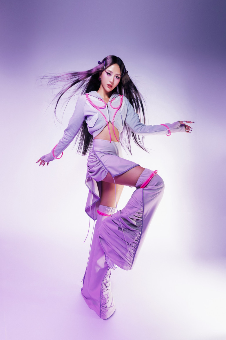 Xuất hiện trong Poster chính thức của chương trình Em Xinh Say Hi, Quỳnh Anh Shyn mang đến “real aura” với hình ảnh vừa cá tính, tinh nghịch; vừa đậm chất futuristic. 