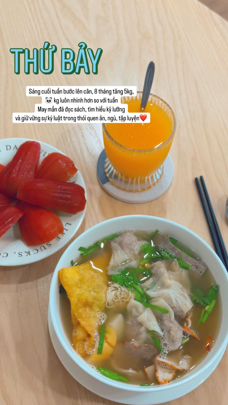 Trong tất cả các bữa ăn, hầu như Mai Ngọc luôn chọn bổ sung 1 ly nước ép cam. 