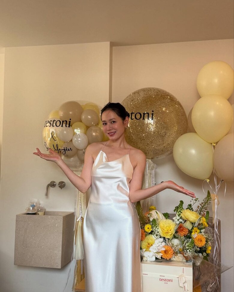 Chiếc váy lụa quyến rũ giúp nữ diễn viên Hạ cánh nơi anh tôn được vóc dáng thanh mảnh đáng ngưỡng mộ 