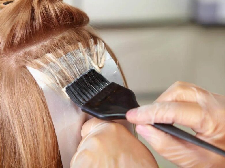 Ở salon, các chất tẩy tóc cũng thường chứa oxy già nhưng vẫn phải kết hợp với các chất khác như ammonia hoặc ethanolamine