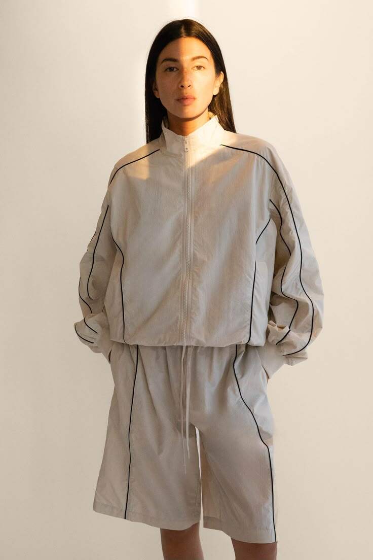 Dù hiện nay một số loại nylon đã được pha trộn với các sợi khác để tăng độ thoáng, nhưng nếu bạn dễ ra mồ hôi, tốt nhất vẫn nên tránh chất liệu này vào ngày nóng đỉnh điểm.