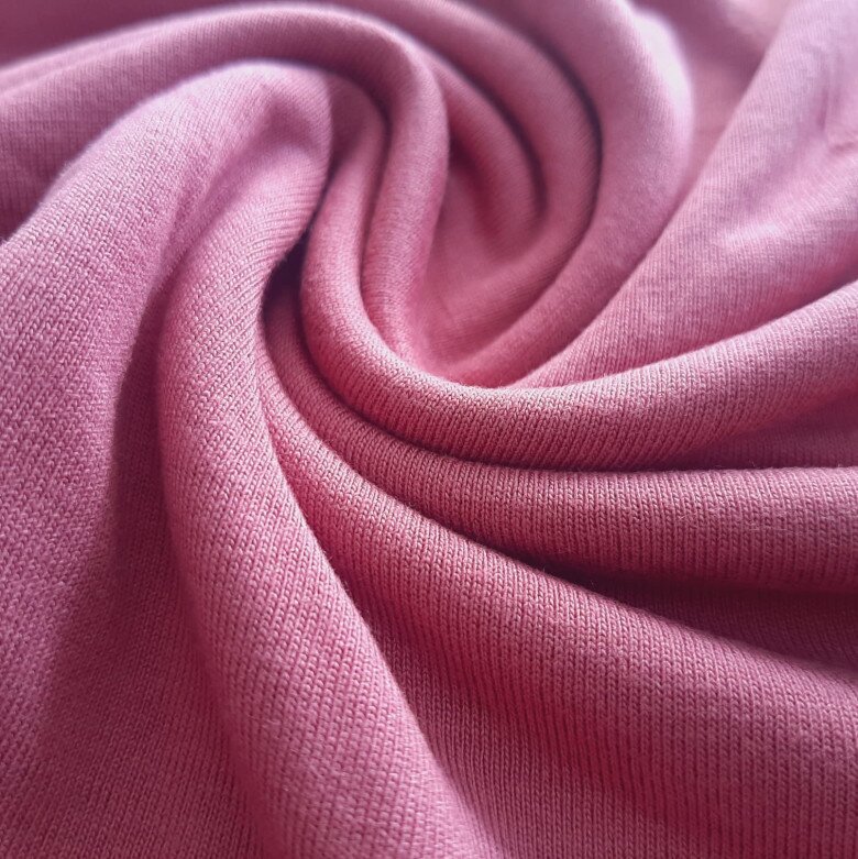 Chất vải viscose nghe thì có vẻ lạ nhưng thực tế được dùng nhiều trong các sản phẩm may mặc vì vẻ ngoài mượt mà tương tự lụa